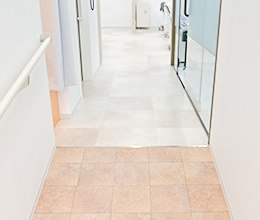 ベビーカーやシルバーカーでもそのまま入れるバリアフリー